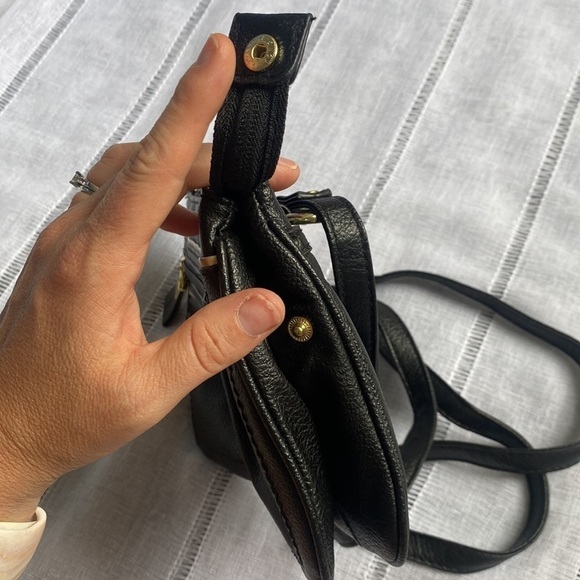 Relic small black crossbody bag with multiple pockets. - Picture 5 of 17